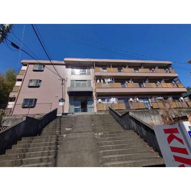 �����s�����q�s�ΐ쒬413�̃}���V�����̌����O��