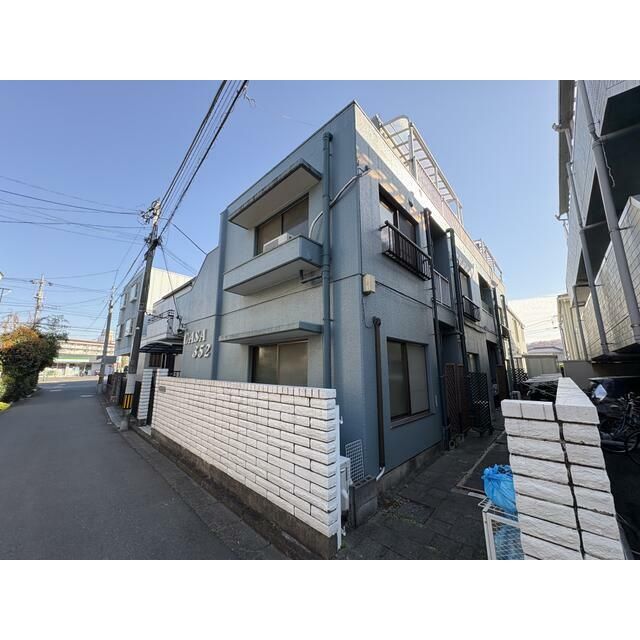 �����s�����q�s�ŉz��352-6�̃}���V�����̌����O��