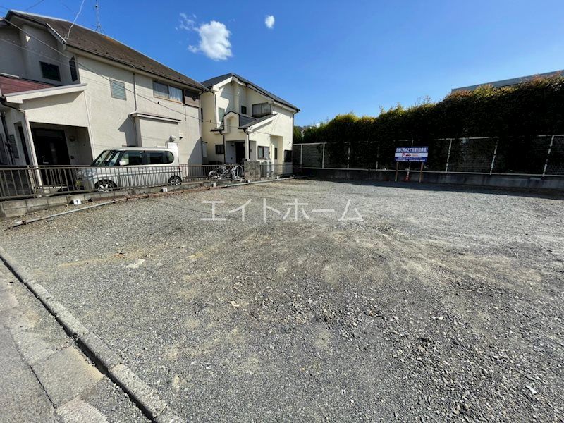 �����s�����q�s�O�ؒ��Q����172-1�̒��ԏ�̌����O��