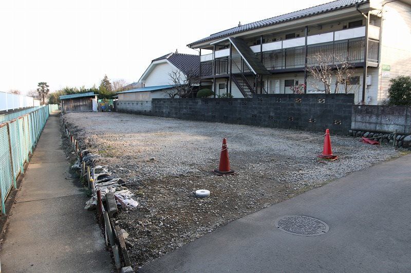 �����s�����q�s�O�ؒ��Q����134�̒��ԏ�̌����O��