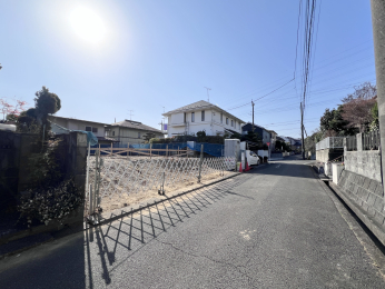 �����s�����q�s��z��1���ڂ̐V�z��ˌ��Ă̑O�ʓ��H�܂ތ��n�ʐ^