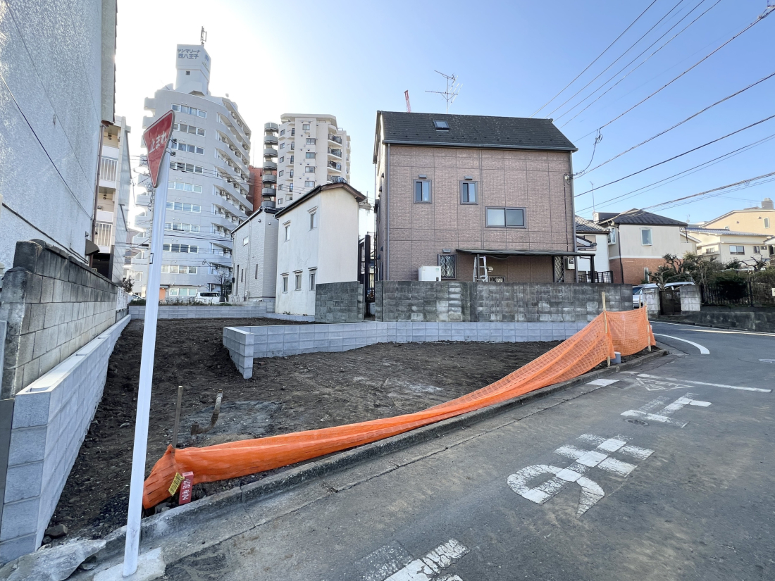 �����s�����q�s�Ǖ����̐V�z��ˌ��Ă̑O�ʓ��H�܂ތ��n�ʐ^