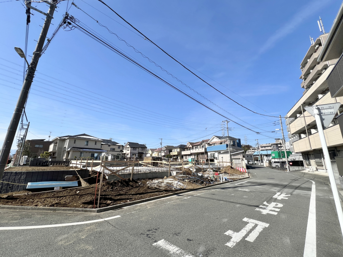 �����s�����q�s��˂̐V�z��ˌ��Ă̑O�ʓ��H�܂ތ��n�ʐ^