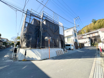 �����s����s�O��4���ڂ̐V�z��ˌ��Ă̑O�ʓ��H�܂ތ��n�ʐ^