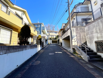 �����s�����q�s���{���̒��È�ˌ��Ă̑O�ʓ��H�܂ތ��n�ʐ^