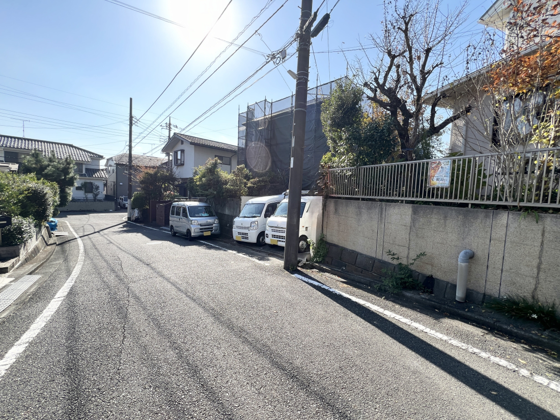 �����s�����q�s��z��1���ڂ̒��È�ˌ��Ă̑O�ʓ��H�܂ތ��n�ʐ^